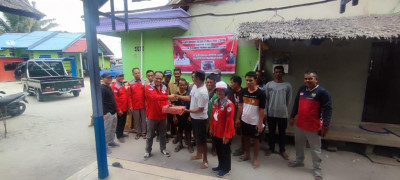 dislutkan-serahkan-bantuan-gubernur-kalteng-berupa-sarana-penangkapan-kepada-nelayan-di-kotawaringin-barat